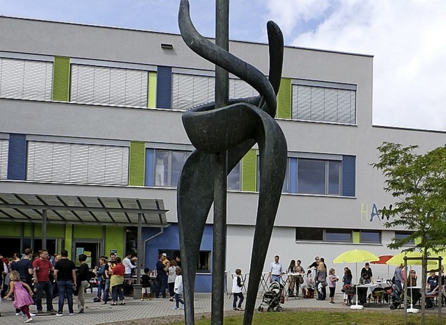 Rund um die Skulptur der Thoma-Schule wurde gefeiert.   | Foto: Name angefragt