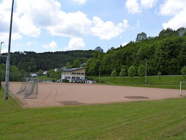 Der Hartplatz, das zweite Spielfeld am...esem Jahr zum Kunstrasenplatz werden.   | Foto: Nikolaus Bayer