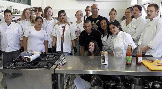 Chefkoch Eran Zino (vorn in Schwarz) m...Essener Helfern in seiner Kochschule.   | Foto: Radmila Abramov/Stadt Tel Aviv