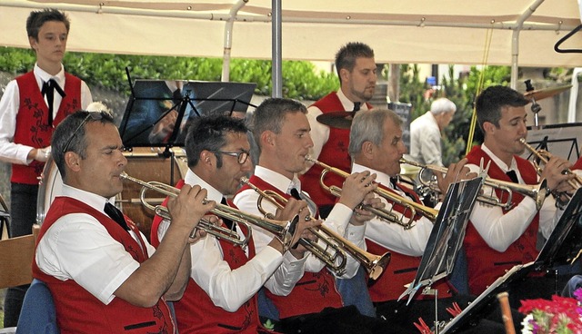 Bei angenehmen Sommerwetter bot die St...abwechslungsreiches Open-Air-Konzert.   | Foto: Herbert Trogus