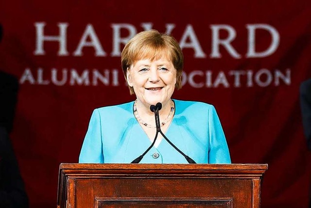 Kanzlerin Angela Merkel bekam in Harva... Donnerstag den Doktortitel verliehen.  | Foto: Omar Rawlings (dpa)