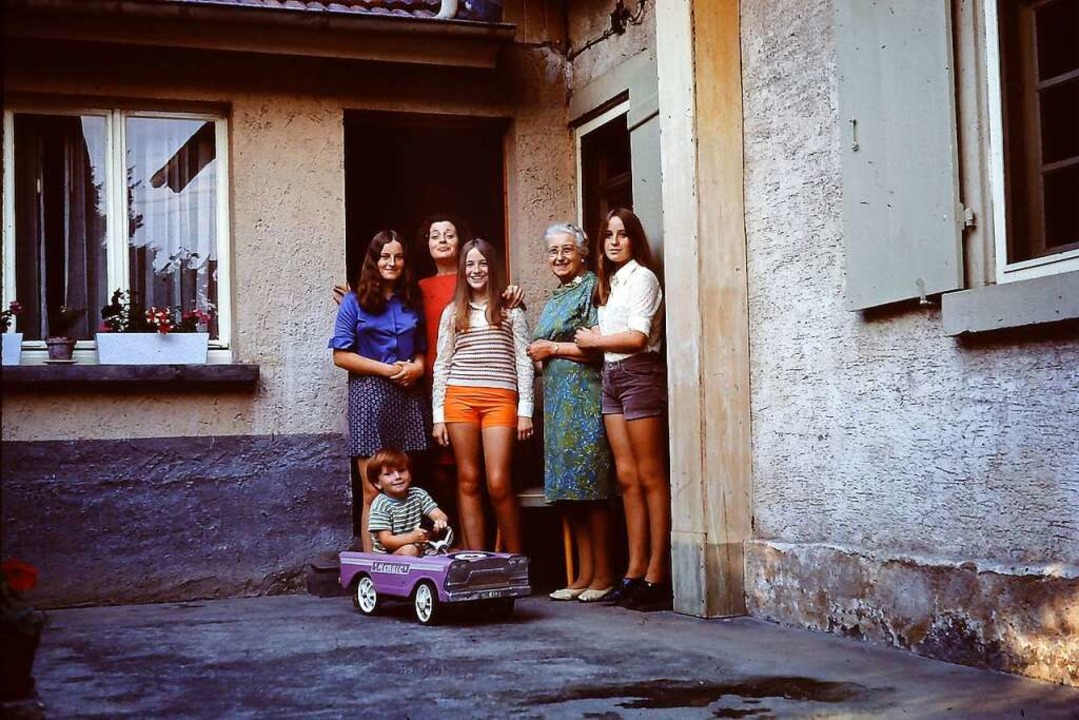 Sally Low-Hurry (ganz rechts) mit Mutt...in dem sie in den 70er-Jahren wohnten.  | Foto: privat
