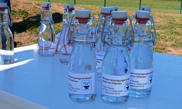 Marketinggag: Nitratarmes Wasser aus den Feinschieenbrunnen in der Bgelflasche  | Foto: Gemeinde Ringsheim