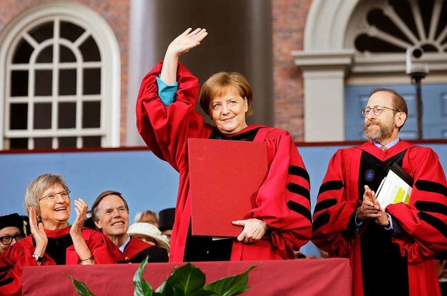 Ausgezeichnet: Angela Merkel erhielt v...Universitt auch die Ehrendoktorwrde.  | Foto: Steven Senne (dpa)