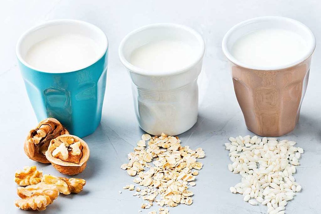 Milch aus Nüssen, Hafer oder Reis wird von Gegnern der Kuhmilch bevorzugt.  | Foto: aamulya