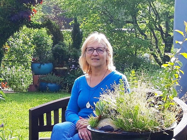 Karin Lischer mag es lebendig in ihrem Garten.  | Foto: Verena Pichler 