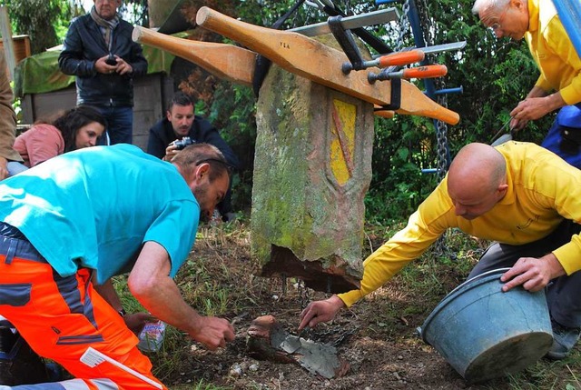 Mit vereinten Krften wird der 189 Jah...Grenzstein Nummer 44 wieder befestigt.  | Foto: Thomas Loisl Mink