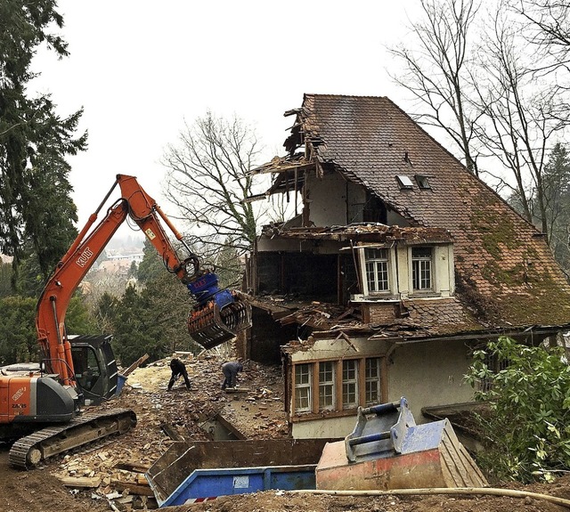 Der Abriss einer Villa in Herdern (obe...efhrdete Bausubstanz sensibilisieren.  | Foto: Karl-Heinz Kraxczyk