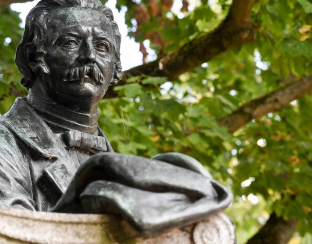 Romancier und Journalist Theodor Fonta... wie europisch und welthaltig&#8220;.  | Foto: Jens Kalaene (dpa)