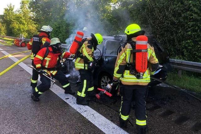 Fahrzeug brennt bei Teningen aus – Feuerwehr muss Kinder betreuen
