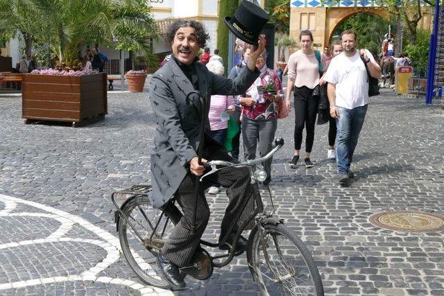 Albert de Paris imitiert seit 33 Jahre...gendren Schauspieler Charlie Chaplin.  | Foto: Tamara Keller