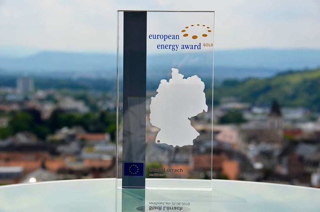 Der Preis wirkt unscheinbar. Beim European Energy Award ist der Weg das Ziel.  | Foto: Nikola Vogt