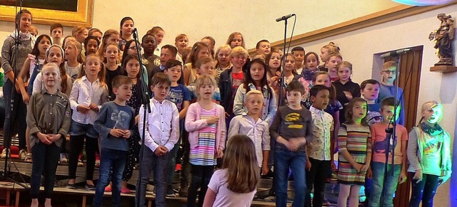 Rund 120 Kinder traten in der Kirche a... gemeinsam, teils als einzelne Chre.   | Foto: Dieter Fink