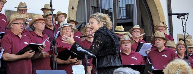 Chorleiterin Birgit Rohne wei ihre Snger zu motivieren.  | Foto: Astrid Moser-Oeschger