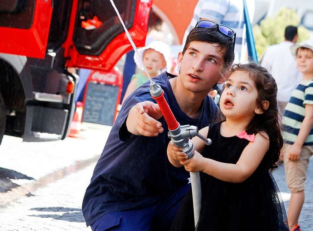 Die Feuerwehr sorgt fr Abkhlung.  | Foto: Heidi Fel