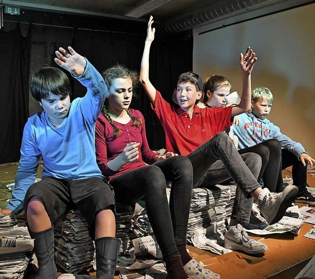 Die fnf jungen Darsteller spielen rec...tuos auf der Klaviatur des Theaters.    | Foto: Barbara Ruda