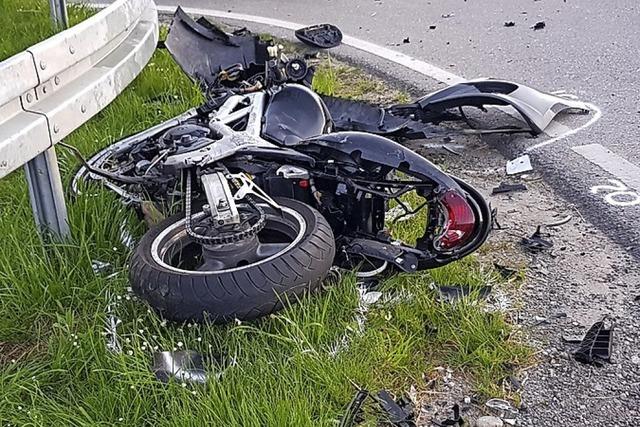 Frau stirbt bei Motorradunfall