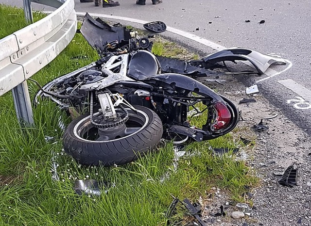 Vllig zerstrt war das Motorrad nach ...sion mit dem Auto und der Leitplanke.   | Foto:  Peter Umstetter