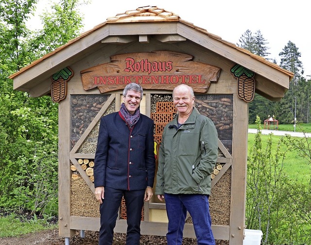 Christian Rasch (li.)  und Harald Nl...ele Bewohner im  neuen Insektenhotel.   | Foto: Dorothe Kuhlmann