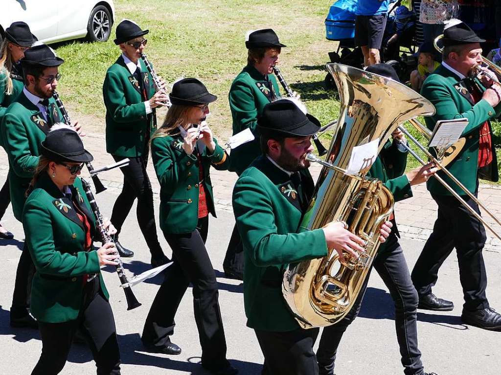 30 Musikvereine berbrachten der Feuerwehrkapelle Wellendingen ihre musikalischen Gre zum Jubilum.