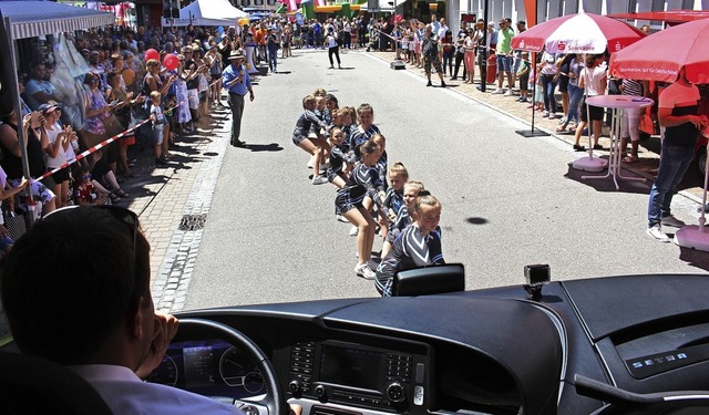 Mit vereinten Krften: Die Cheerleader...eisebus rund 20 Meter ber die Strae.  | Foto: Martin Klabund