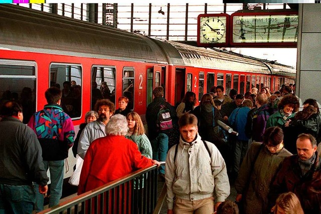 Das Schne-Wochenende-Ticket sorgte f... auf den Bahnsteigen und in den Zgen.  | Foto: Wolfgang_Kumm