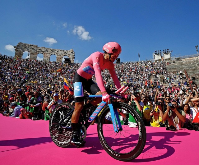 Richard Carapaz am Ziel: Der Giro-Sieg...der Einfahrt in die Arena von Verona.   | Foto: LUK BENIES (AFP)