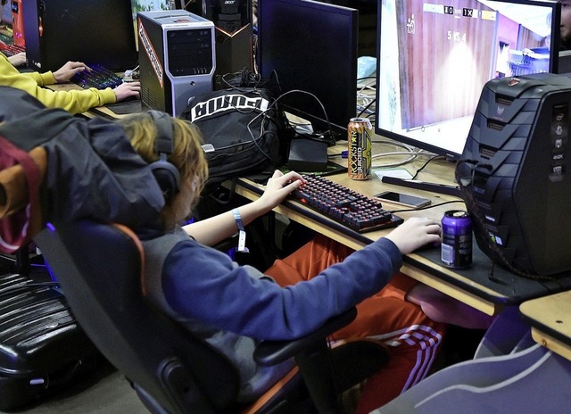 Sport, oder doch etwas ganz anderes? E-Sportler am Computer  | Foto: Jussi Nukari