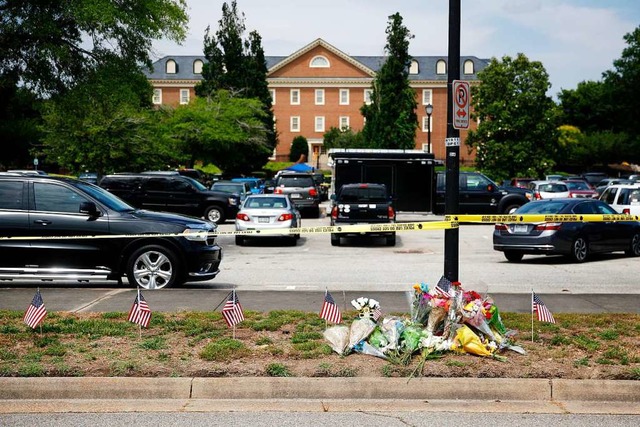 Blumen und amerikanische Flaggen erinn...pfer des Amoklaufs von Virginia Beach.  | Foto: Patrick Semansky (dpa)