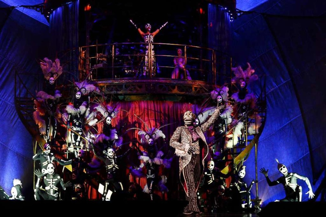 Cirque du Soleil ist bekannt fr spekt...d aufwendige Bhnenbilder und Kostme.  | Foto: Elvis Gonzalez