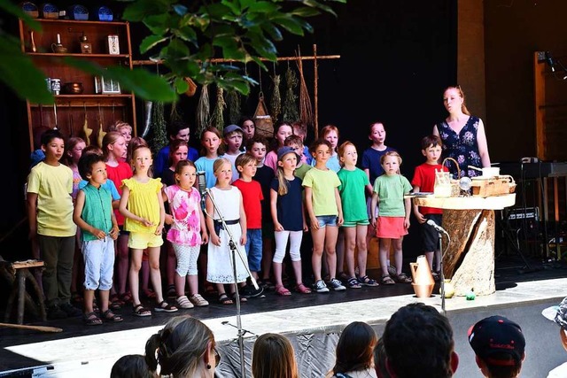 Der Kinderchor mit Andrea Nydegger sang zur Erffnung des Kindertheatertreffens.  | Foto: Barbara Ruda