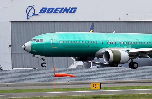 Eine Boeing 737 MAX 8 landet nach eine...sie derzeit ein weltweites Flugverbot.  | Foto: Ted S. Warren (dpa)
