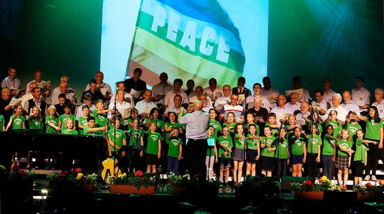 Der Polizei-Projektchor und der Kinder...dtschule erheben gemeinsam die Stimme.  | Foto: Heidi Fel