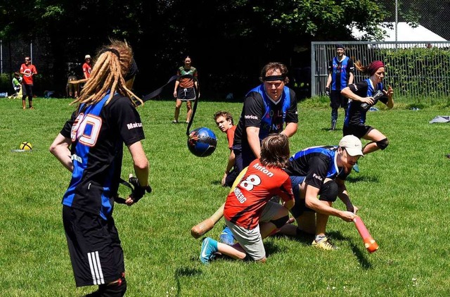 Erwachsene und Kinder spielen zusammen.  | Foto: Thomas Kunz