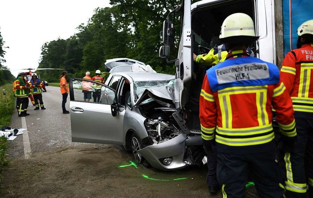 Ein Toyota und ein Laster sind auf der... Einsatz der Rettungskrfte dauert an.  | Foto: Patrick Seeger