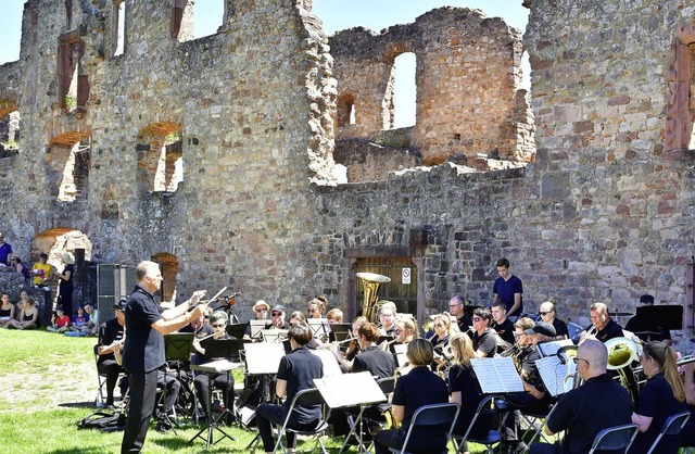 Gute Blasmusik im historischen Gemuer...e Veranstalter ber Alternativen nach.  | Foto: Dieter Erggelet