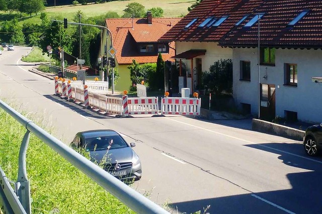 Kleine Baustelle, groe Wirkung: die h...oe Behinderungen im Wochenendverkehr.  | Foto: Albrecht Schwarzmaier