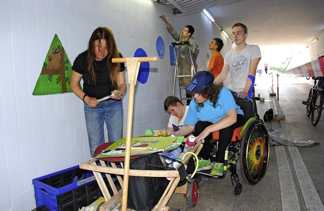 Schler der Esther-Weber-Schule gestalten die Unterfhrung am Bahnhof neu.   | Foto: Sylvia-Karina Jahn