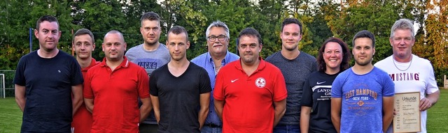 Der Vorstand des FC Huttingen mit (von...d dem neuen Ehrenmitglied Ren Wahler   | Foto: Joachim Pinkawa