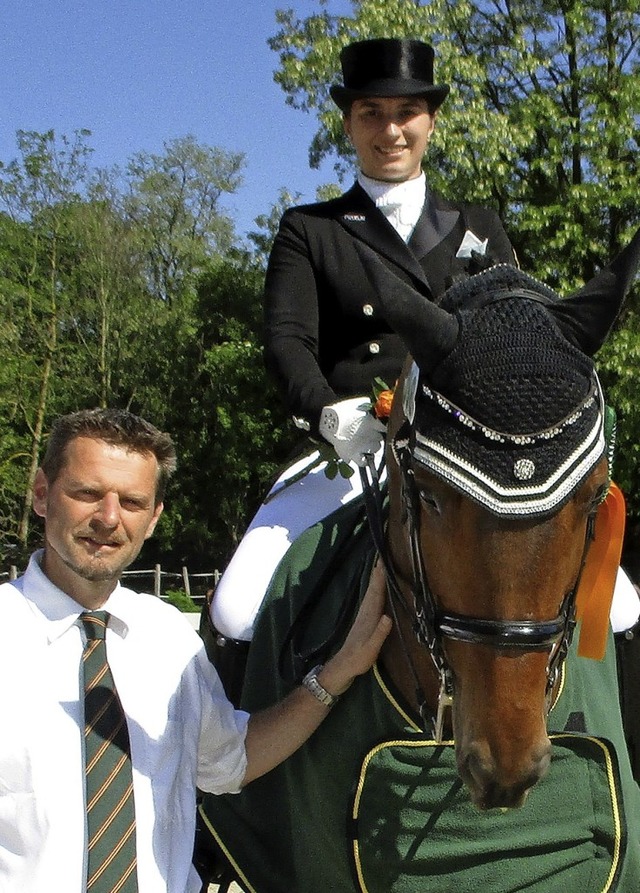 Thomas Westermann mit der Gewinnerin des Hauptwettbewerbs, Julia Schneider.   | Foto: Renate Wendt