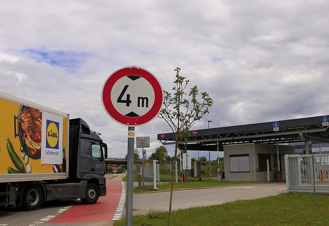 Ein Lastwagen biegt, von der B31 komme...t mit baulichen Manahmen verhindern.   | Foto: Wursthorn, Jens