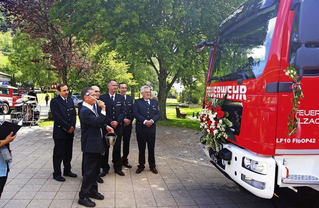 Pfarrer Bernhard Thum segnet das neue Fahrzeug mit Weihwasser.   | Foto: roland Gutjahr