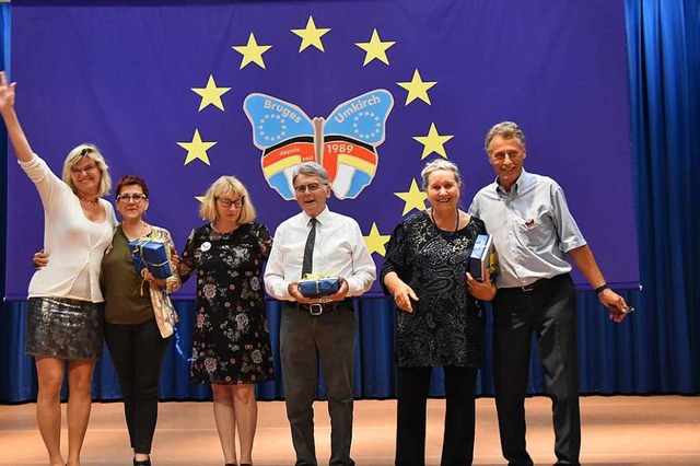 Mitglieder der Jumelagekomitee aus bei... Europaflagge mit einem Schmetterling.  | Foto: Manfred Frietsch