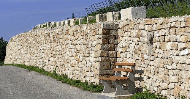 Gut sichtbar: die neue Trockenmauer am Rebberg   | Foto: Victor Adolf