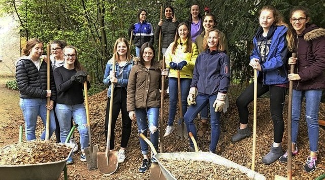 <BZ-FotoAnlauf><BZ-Keyword>Laufbahn</B...sula-Schlerinnen  auf ihrer Baustelle  | Foto: Schule