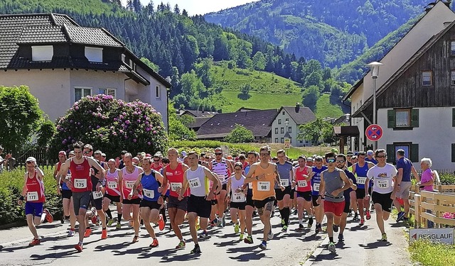 Start zum Tote-Mann-Berglauf in Oberried mit Sieger Ulrich Benz (ganz links)   | Foto: Karl-Hermann Murst