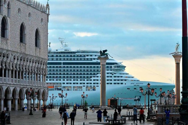 Ein riesiger Luxusliner fhrt am Markusplatz in Venedig vorbei.   | Foto: Andrea Merola