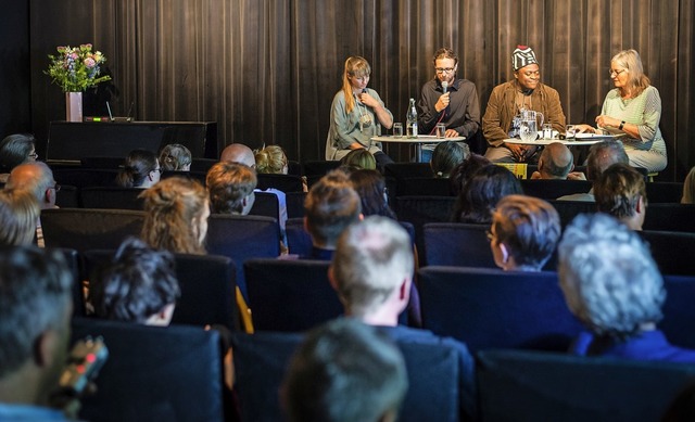 Diskutierten im Koki (von links): Tina... Stark, Albert Gouaffo und Anette Rein  | Foto: Paul Lovis Wagner