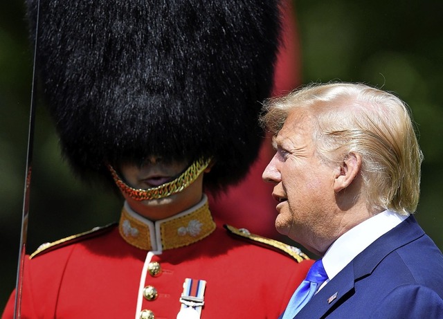 Donald Trump schreitet die  Ehrengarde mit den Brenfellmtzen ab.  | Foto: TOBY MELVILLE (AFP)