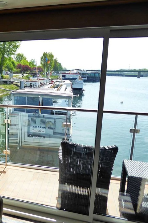Blick aus der teuersten Suite eines Schiffs auf den Rhein.   | Foto: Michael Neubauer